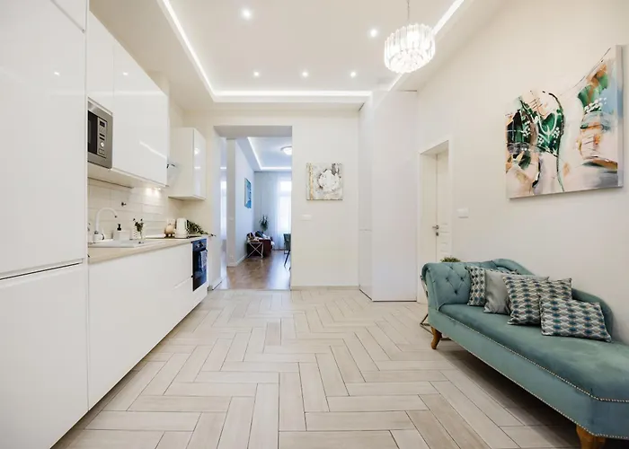 Synagogue Skyline View Walk To Deak & Fashion St Budapesta